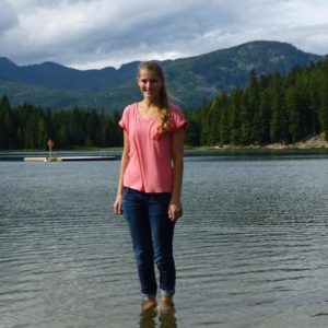 Frau vor Bergsee