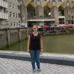 Lächelnde Frau vor Kanal