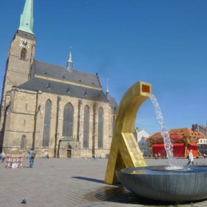 Moderner Springbrunnen bei einer Kirche
