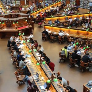 Bibliothek mit Arbeitsplätzen von oben
