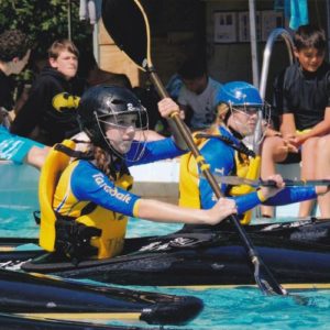 Mädchen im Kajak mit Helm