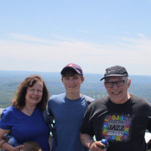 Gastfamilie vor einer weitläufigen Landschaft