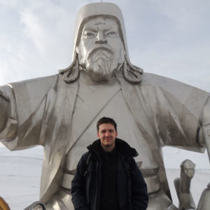 Jugendlicher vor einer Statue