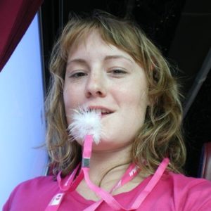 Jugendliche mit Trillerpfeife