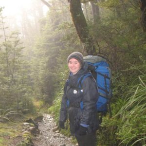 Backpackerin im Wald