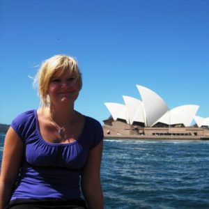 Junge Frau vor der Oper in Sydney