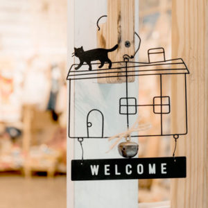 Türschild Welcome mit einem Haus und einer Katze