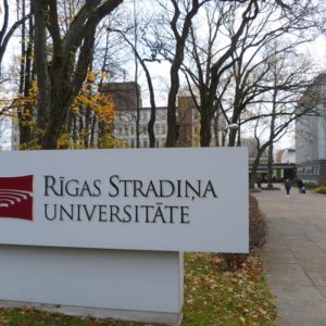 Eingang der Rigas Stradina Universität in Lettland
