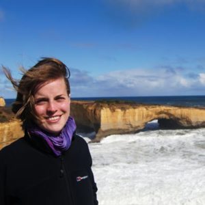 Jugendliche vor Klippen in Australien